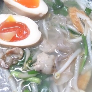 具たっぷり、もやしと豚肉のラーメン